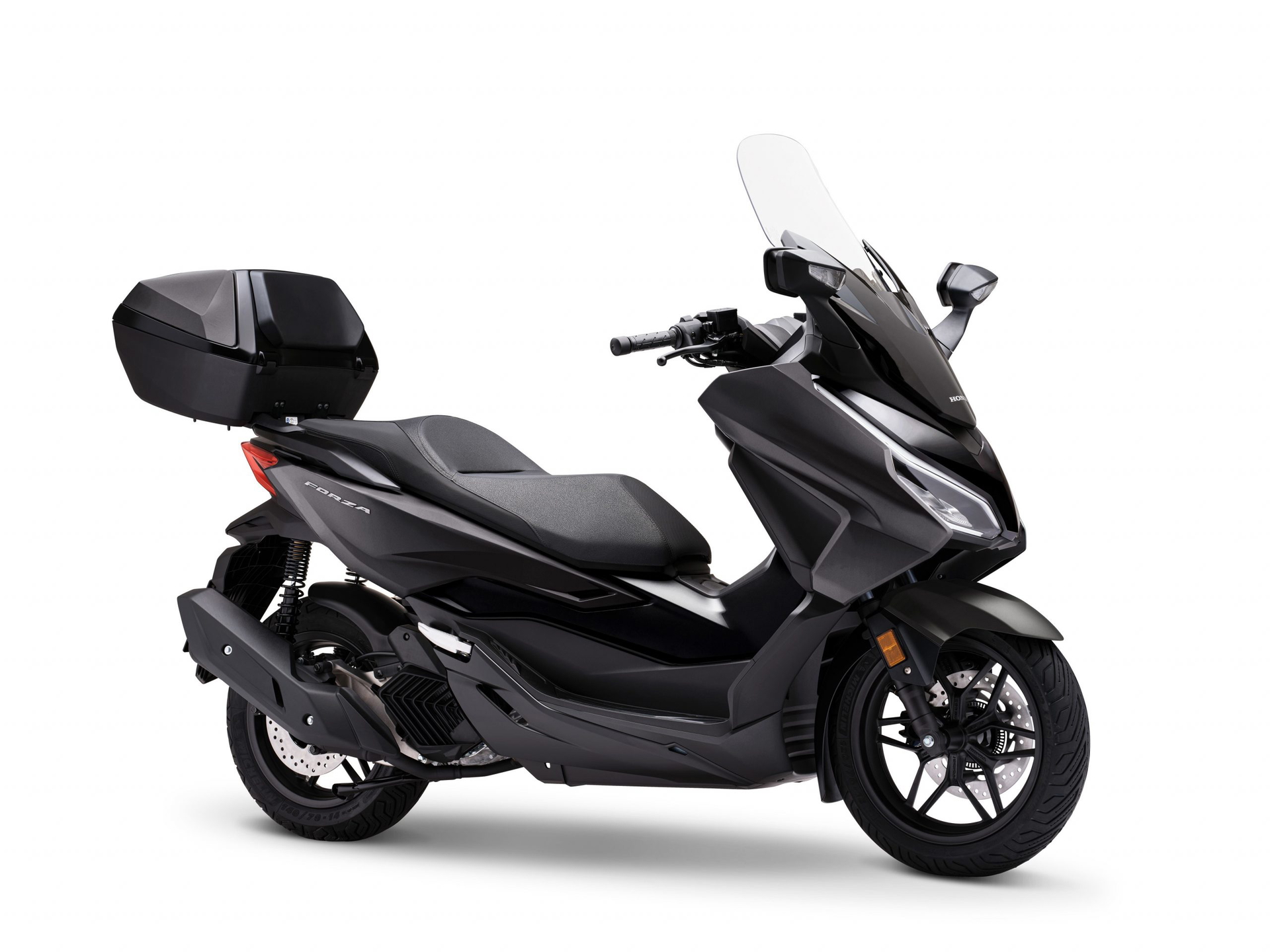 Vista lateral del Honda Forza 125 con baúl, diseño robusto y aerodinámico.