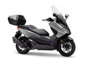 Vista lateral del Honda Forza 125, un scooter con diseño elegante y moderno.