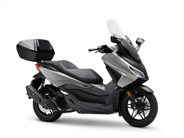 Vista lateral del Honda Forza 125, un scooter con diseño elegante y moderno.