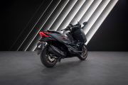 Vista lateral Honda Forza 125, scooter premium japonés con prestaciones actualizadas.