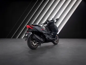 Vista lateral Honda Forza 125, scooter premium japonés con prestaciones actualizadas.