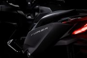 Vista trasera del Honda Forza 125, destacando su diseño aerodinámico y acabados premium.