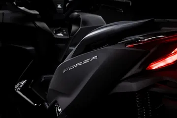 Vista trasera del Honda Forza 125, destacando su diseño aerodinámico y acabados premium.