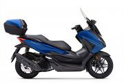 Vista lateral del Honda Forza 125, destacando su diseño aerodinámico y baúl trasero.