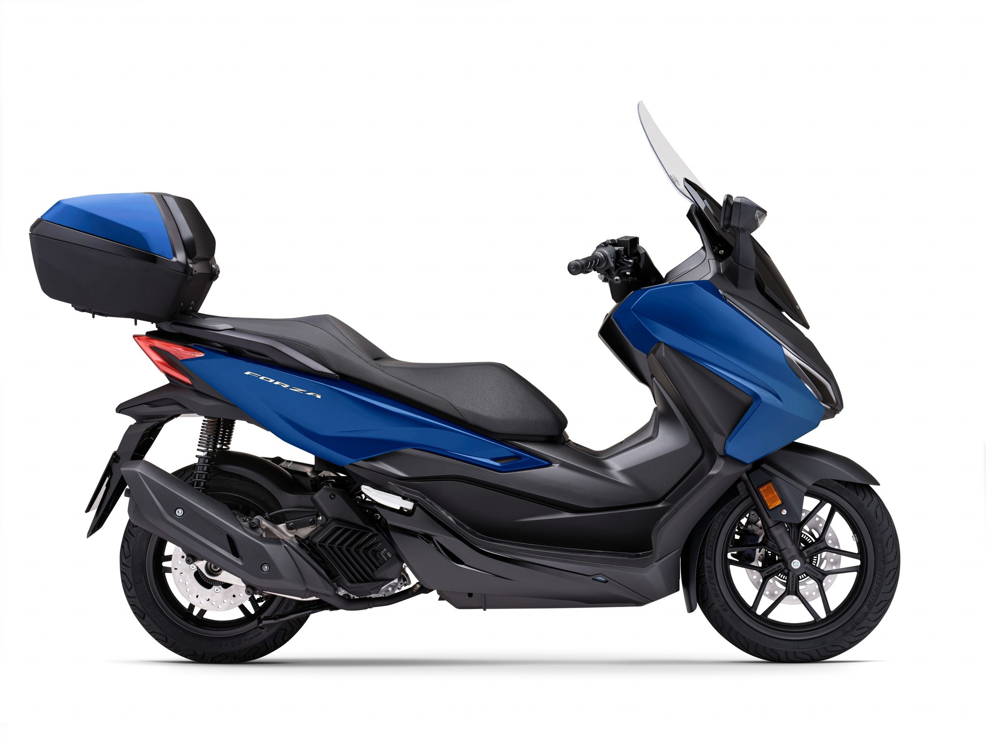 Vista lateral del Honda Forza 125, destacando su diseño aerodinámico y baúl trasero.