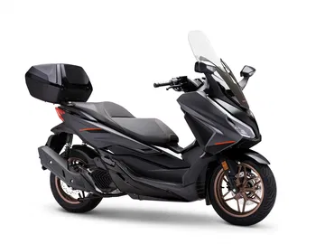 Vista lateral del Honda Forza 125, scooter premium para carné de coche, actualizado para 2025.