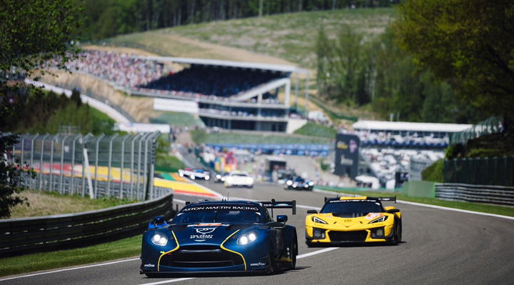Vista en carrera del Aston Martin Vantage #23 de Heart of Racing.