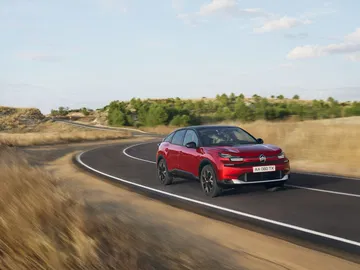 El Citroën C4 2025 destaca en carretera con su línea lateral fluida y aerodinámica.