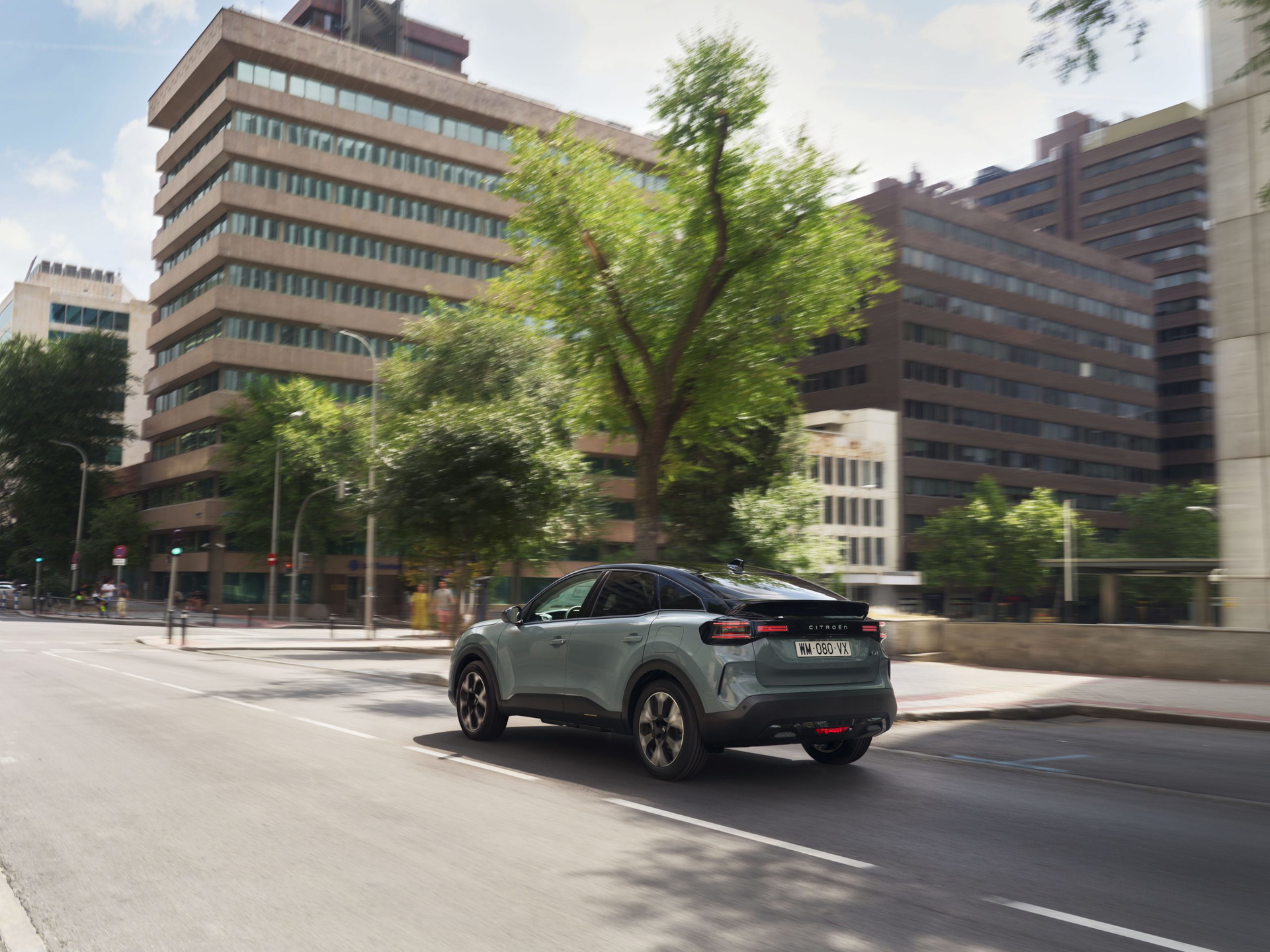 Nuevo Citroën C4 capturado en plena acción, perfilando su diseño SUV urbano.