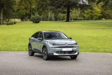 El Citroën C4 2025 se presenta con una estética SUV y líneas modernas.
