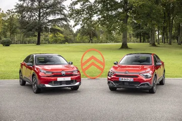 Vista delantera y lateral del nuevo Citroen C4 2025 con línea de SUV. Diseño evolucionado y detalles característicos.