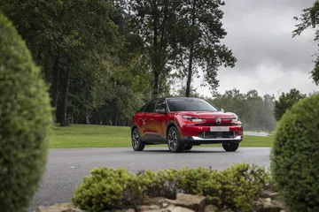 El Citroën C4 muestra su estilizada silueta SUV y sus innovadoras luces traseras.