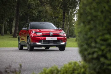 Vista dinámica del Citroen C4 2025 mostrando líneas y faros actualizados.