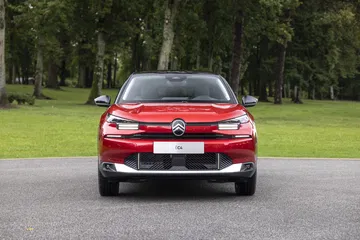 Vista frontal del renovado Citroën C4 2025, destacando su imponente parrilla y faros afilados.