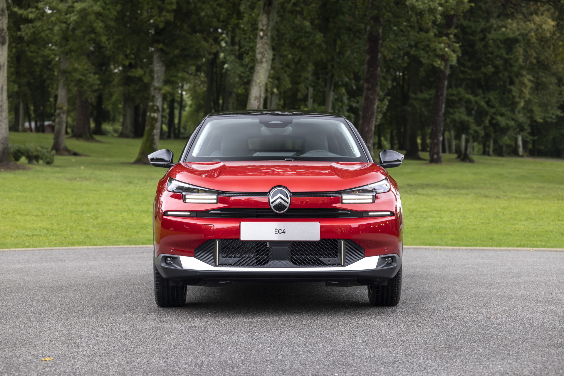 Vista frontal del renovado Citroën C4 2025, destacando su imponente parrilla y faros afilados.