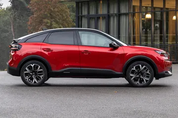 Vista lateral del Citroen C4 2025, mostrando su perfil estilizado tipo SUV.