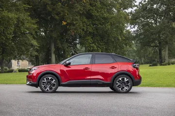 Vista lateral del renovado Citroën C4 2025 demostrando su estética de SUV compacto