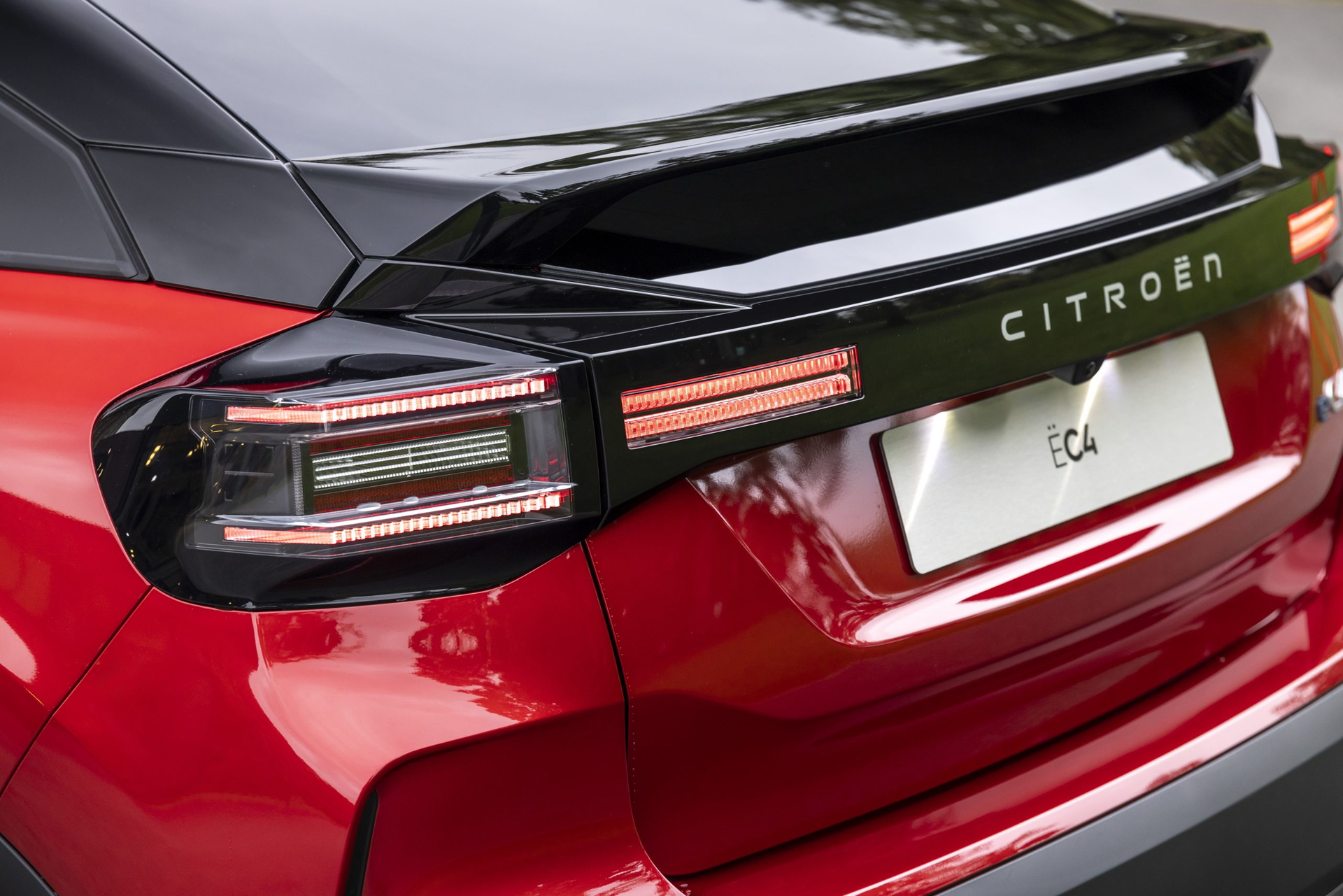 Vista trasera del Citroën C4 2025 destacando su diseño vanguardista y pilotos LED.