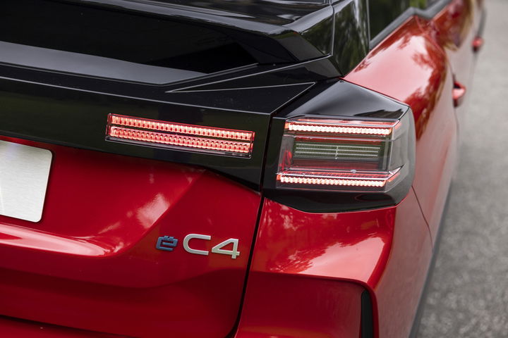 Vista trasera del renovado Citroën C4 2025 destacando sus faros y diseño distintivo.