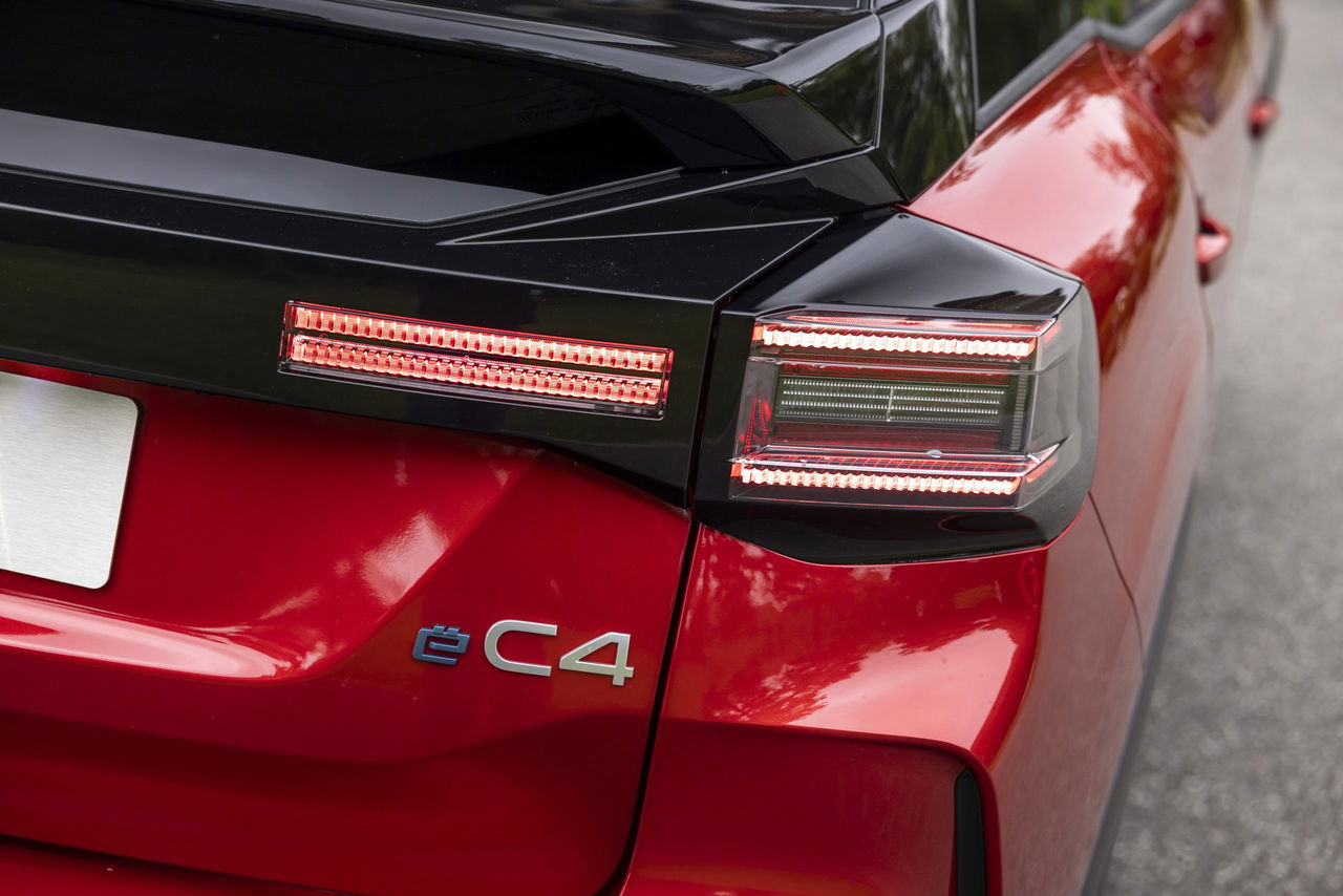 Vista trasera del renovado Citroën C4 2025 destacando sus faros y diseño distintivo.