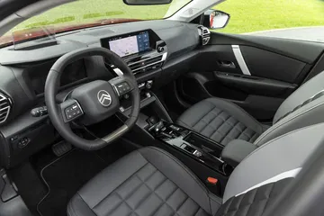 Cabina del Citroën C4 2025 muestra el lujo y tecnología en diseño interior.