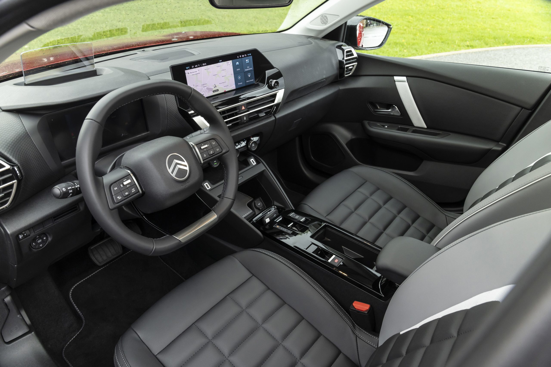 Cabina del Citroën C4 2025 muestra el lujo y tecnología en diseño interior.