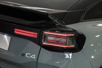 Vista trasera del Citroen C4 2025 destacando sus líneas contemporáneas.