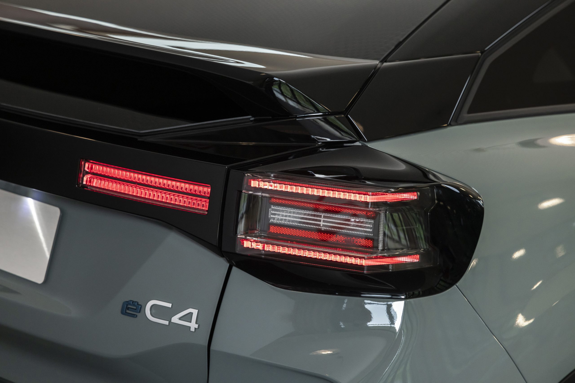 Vista trasera del Citroen C4 2025 destacando sus líneas contemporáneas.