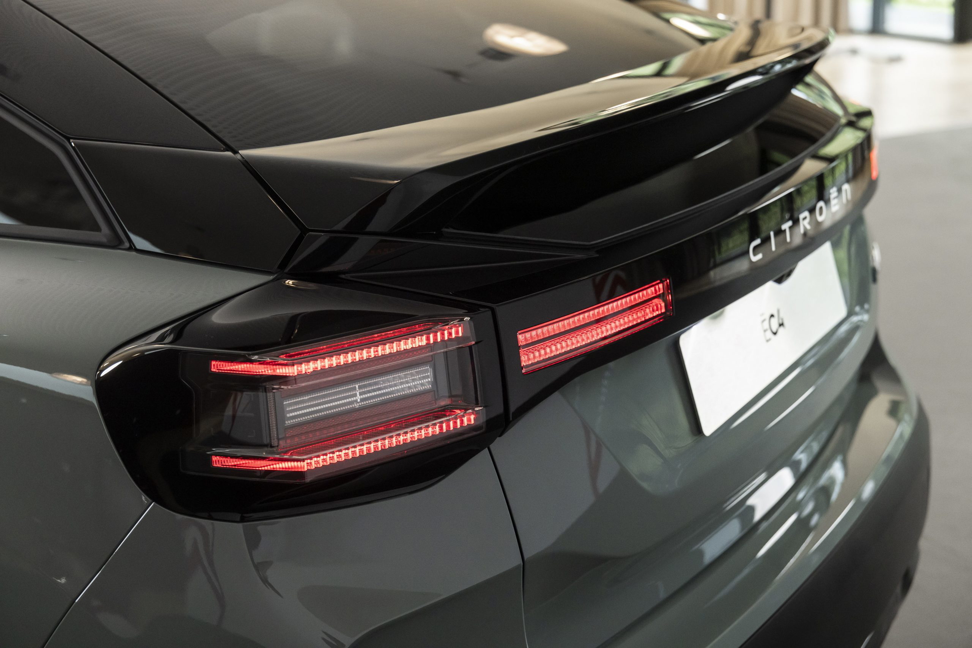 Vista trasera de Citroën C4 destacando las líneas de diseño y ópticas