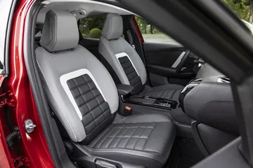 Vista de los asientos delanteros del Citroën C4 2025, destacando su diseño y comodidad.