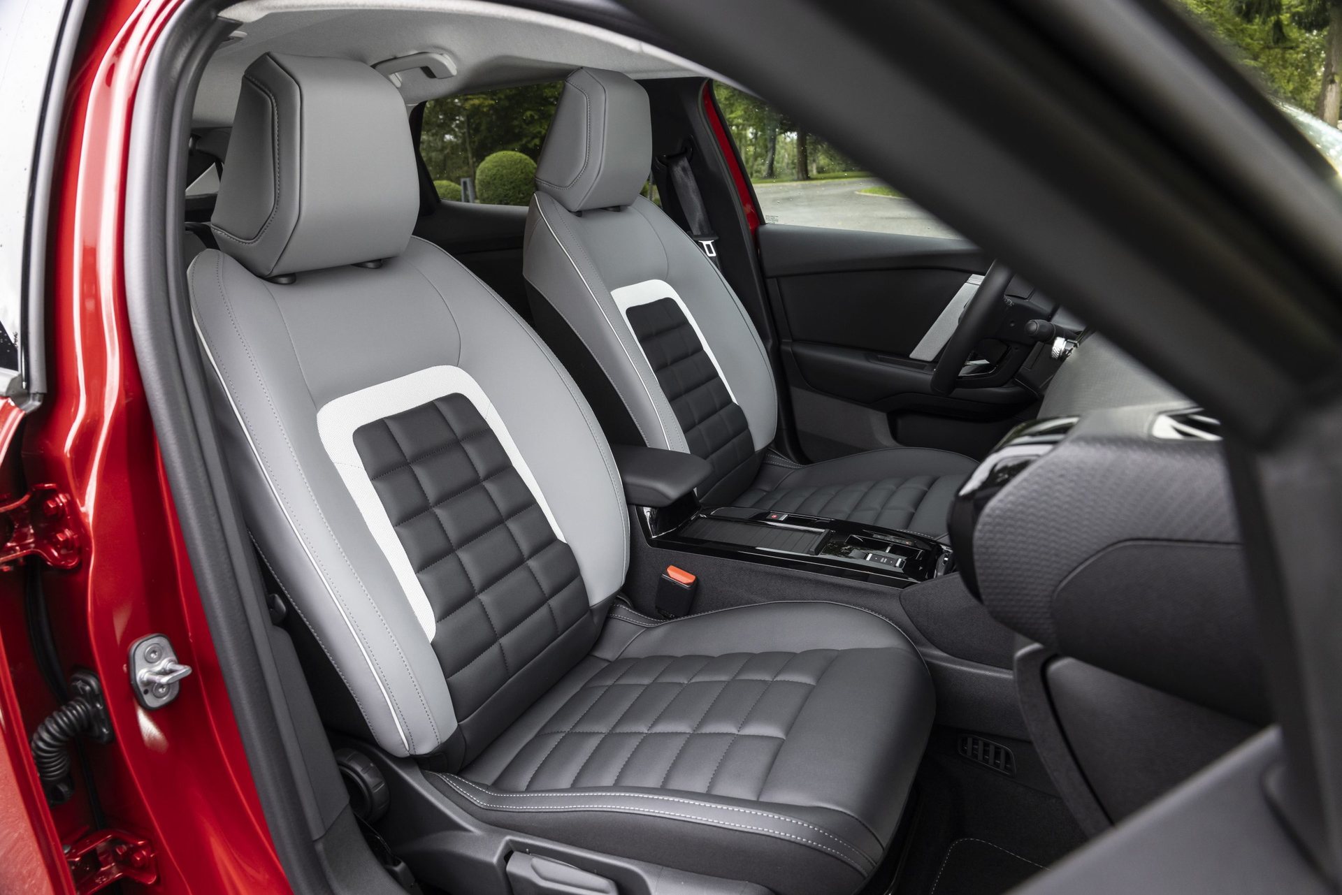 Vista de los asientos delanteros del Citroën C4 2025, destacando su diseño y comodidad.