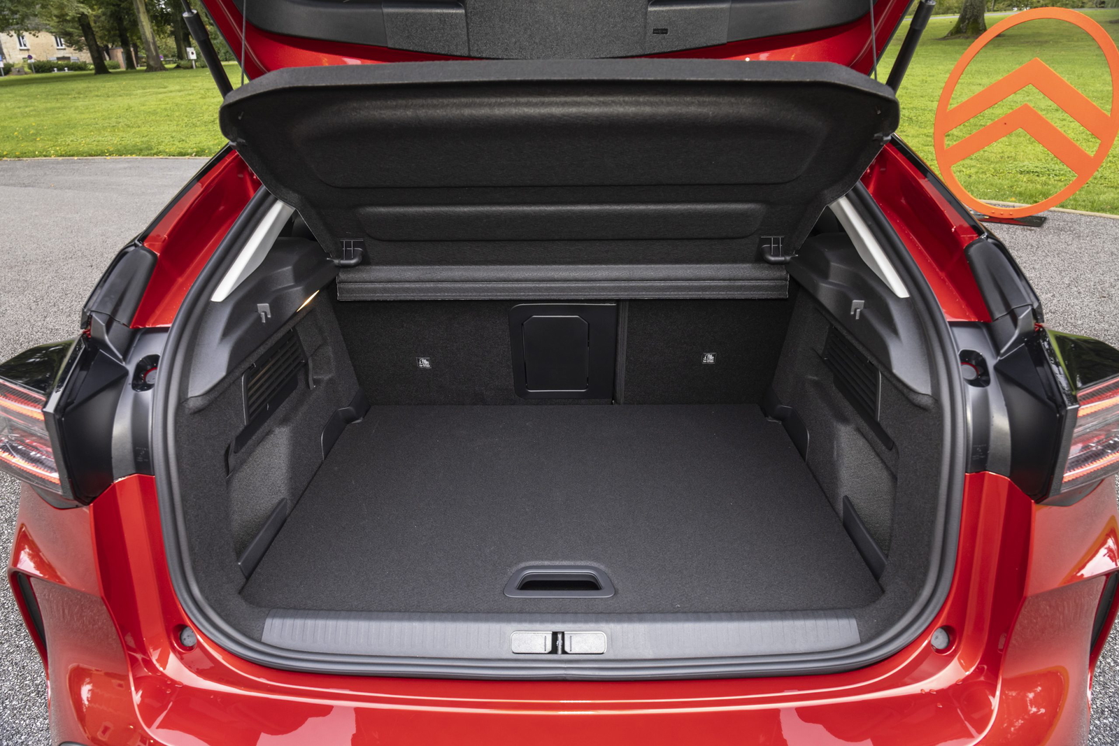 Vista trasera del maletero Citroën C4 2025, amplio y bien acabado.