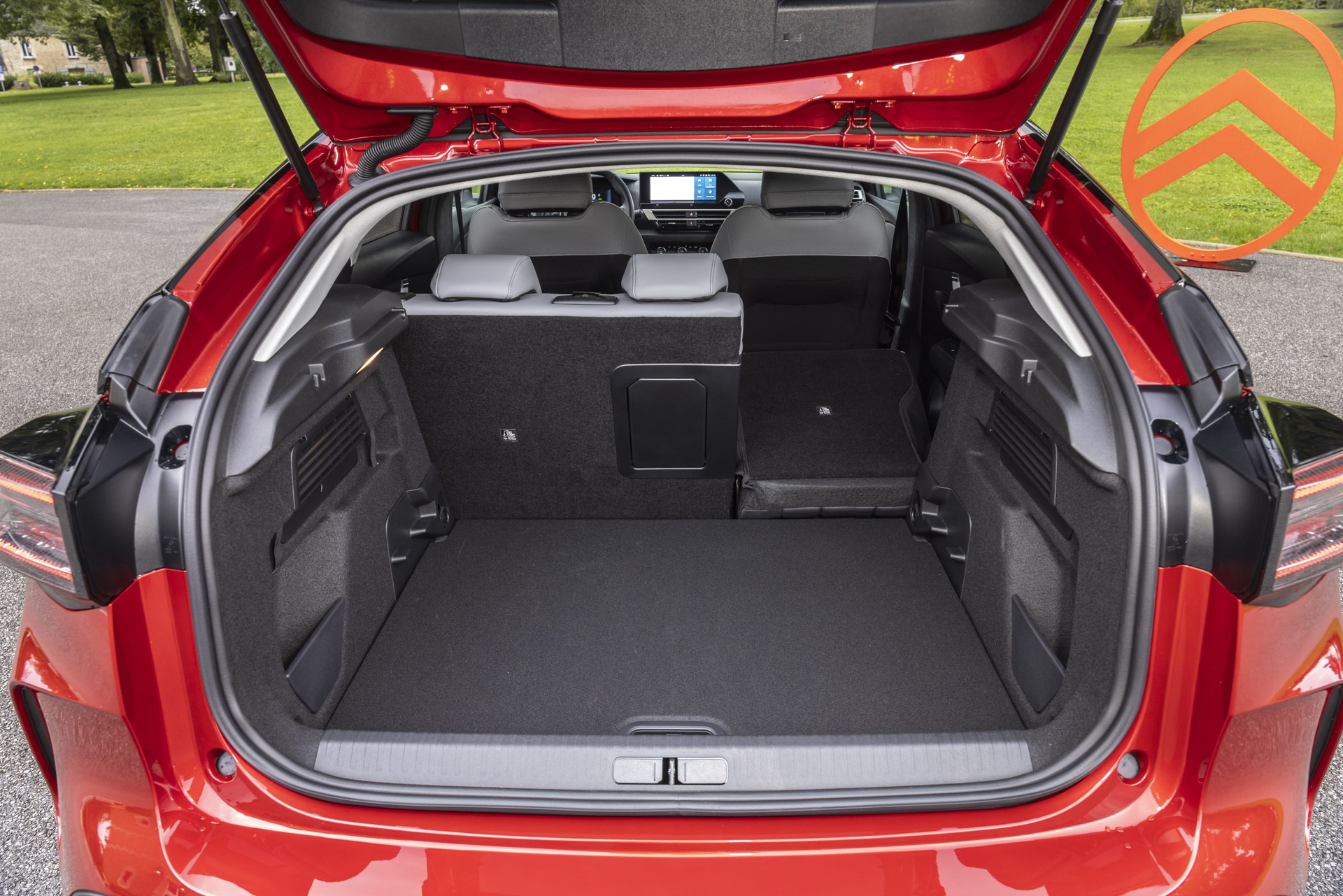 Vista del maletero espacioso y versátil del Citroën C4 2025