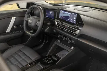 Vista del habitáculo sofisticado y tecnológico del Citroën C4 2025.