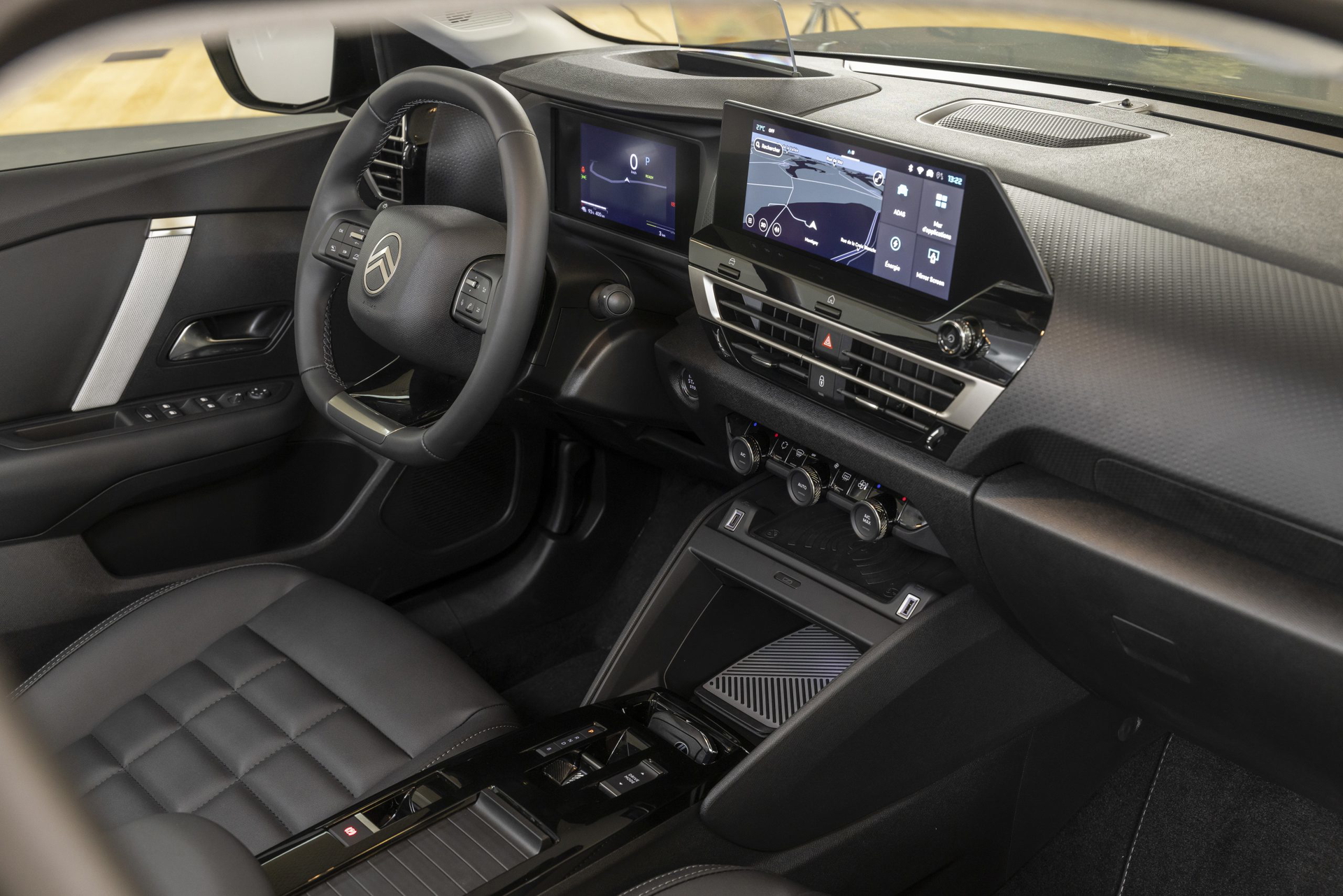 Vista del habitáculo sofisticado y tecnológico del Citroën C4 2025.