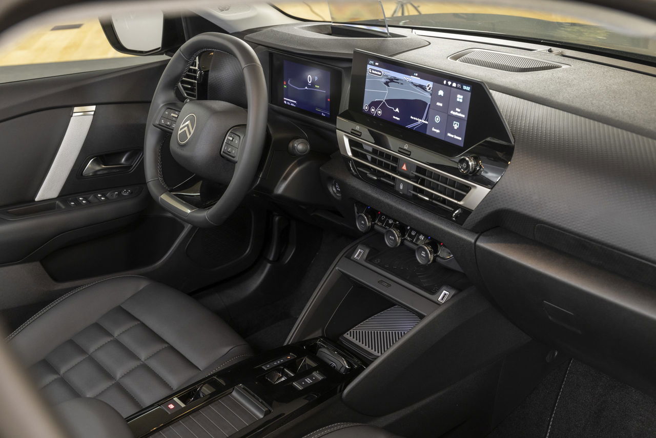 Vista del habitáculo sofisticado y tecnológico del Citroën C4 2025.