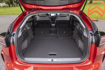 Vista del amplio maletero del Citroën C4 2025, versatilidad y espacio optimizado.
