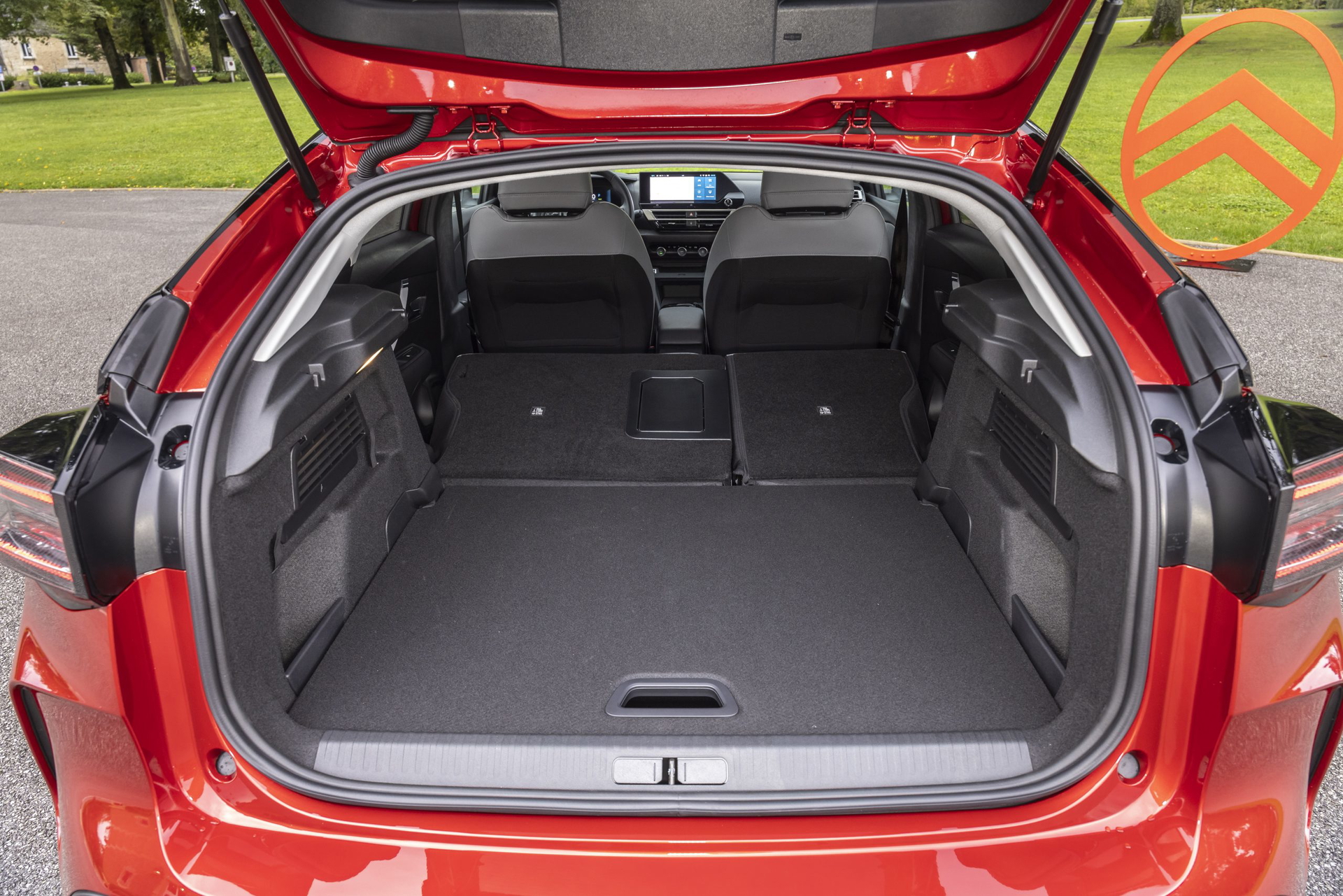 Vista del amplio maletero del Citroën C4 2025, versatilidad y espacio optimizado.