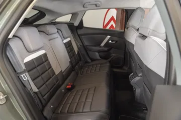 Vista de los asientos traseros del Citroen C4 2025, destacando su confort y diseño.