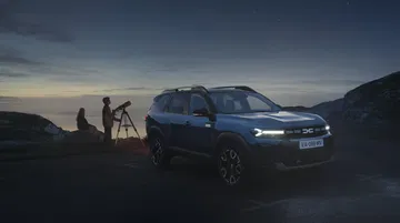 Vista lateral del Dacia Bigster en un entorno nocturno que muestra su perfil robusto.