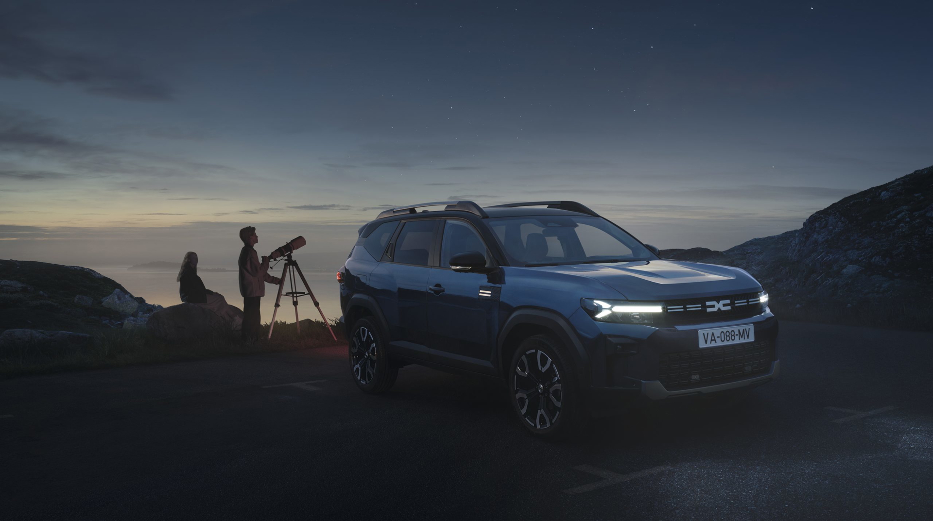Vista lateral del Dacia Bigster en un entorno nocturno que muestra su perfil robusto.