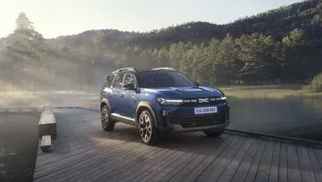 Vista lateral del Dacia Bigster 2025 resaltando su diseño robusto y moderno.