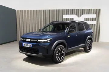 Vista delantera y lateral del Dacia Bigster 2025 en color Azul Índigo.