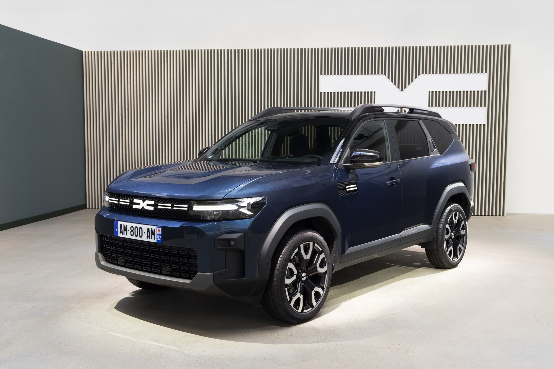 Vista delantera y lateral del Dacia Bigster 2025 en color Azul Índigo.