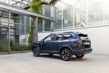 Vista trasera y lateral del Dacia Bigster Hybrid en azul índigo. Vista trasera y lateral del Dacia Bigster Hybrid en azul índigo.