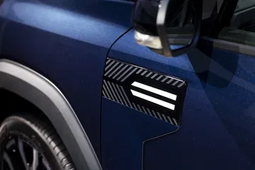 Detalle de la firma luminosa del Dacia Bigster 2025.