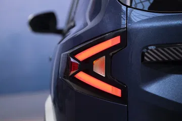 Vista en detalle de la óptica trasera del Dacia Bigster, destacando su diseño en forma de Y