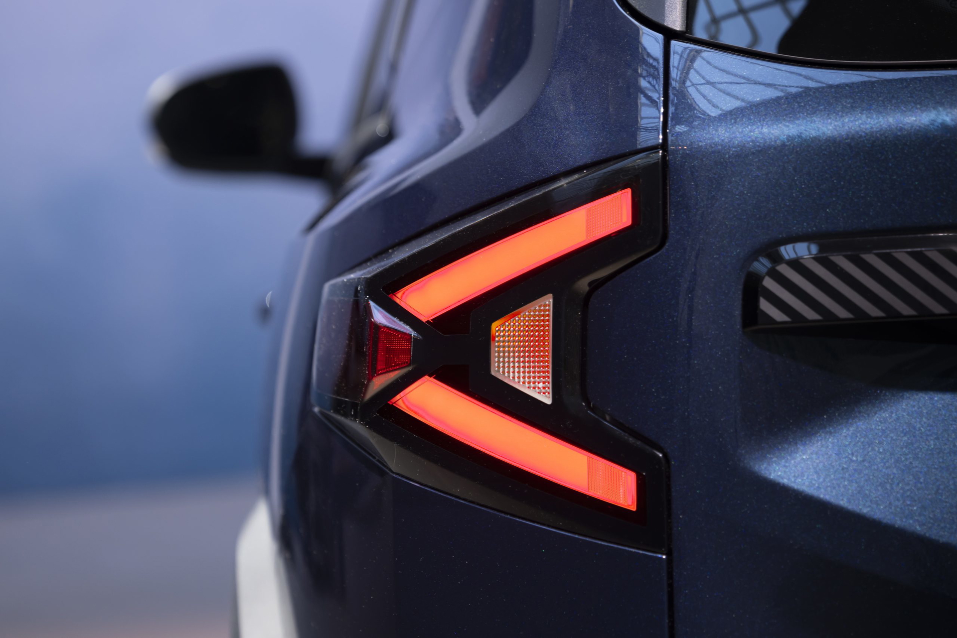 Vista en detalle de la óptica trasera del Dacia Bigster, destacando su diseño en forma de Y