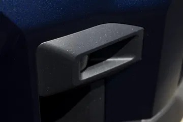 Primer plano del acabado y detalles de la manija del Dacia Bigster.