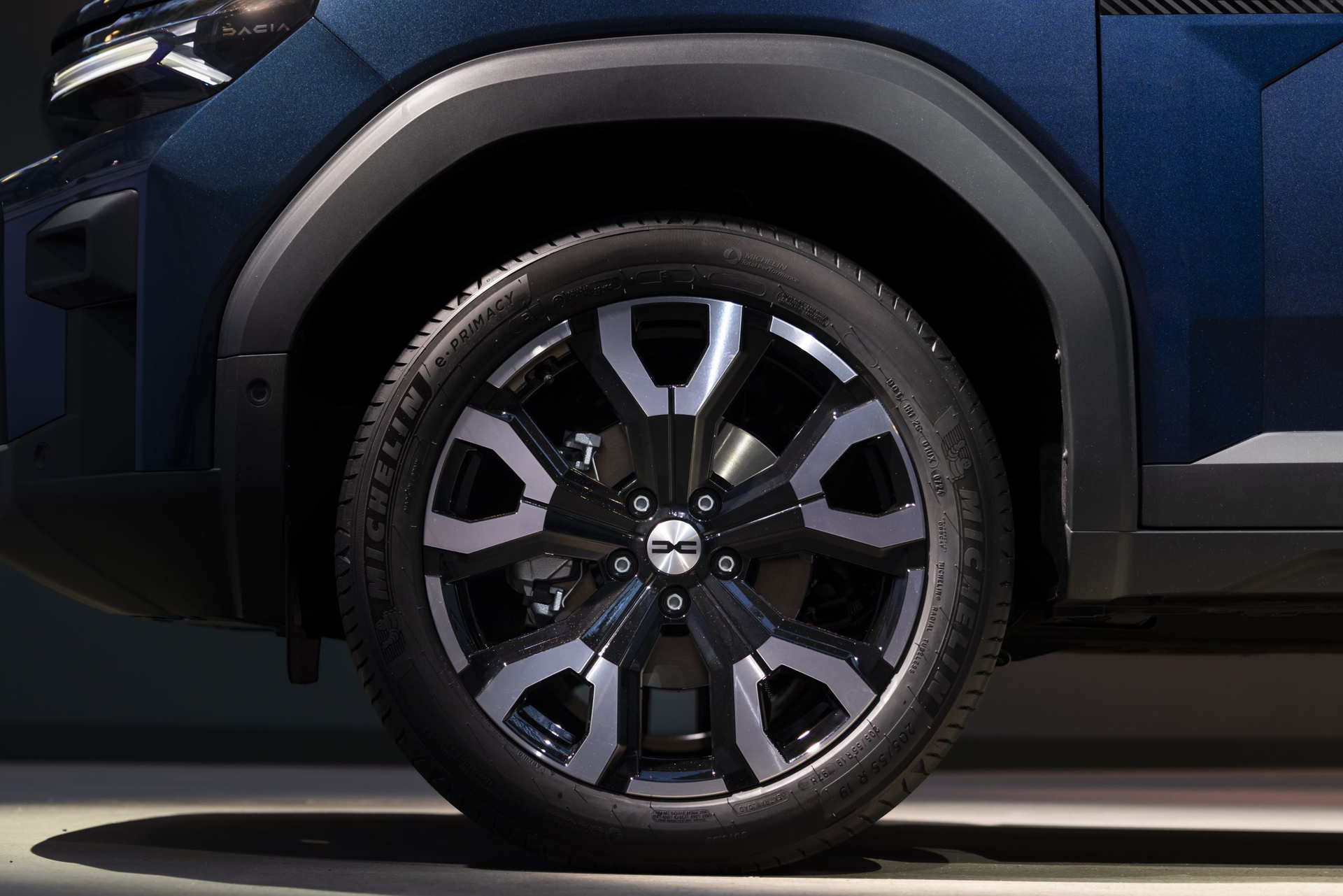 Vista detallada de la rueda y diseño lateral del Dacia Bigster 2025.